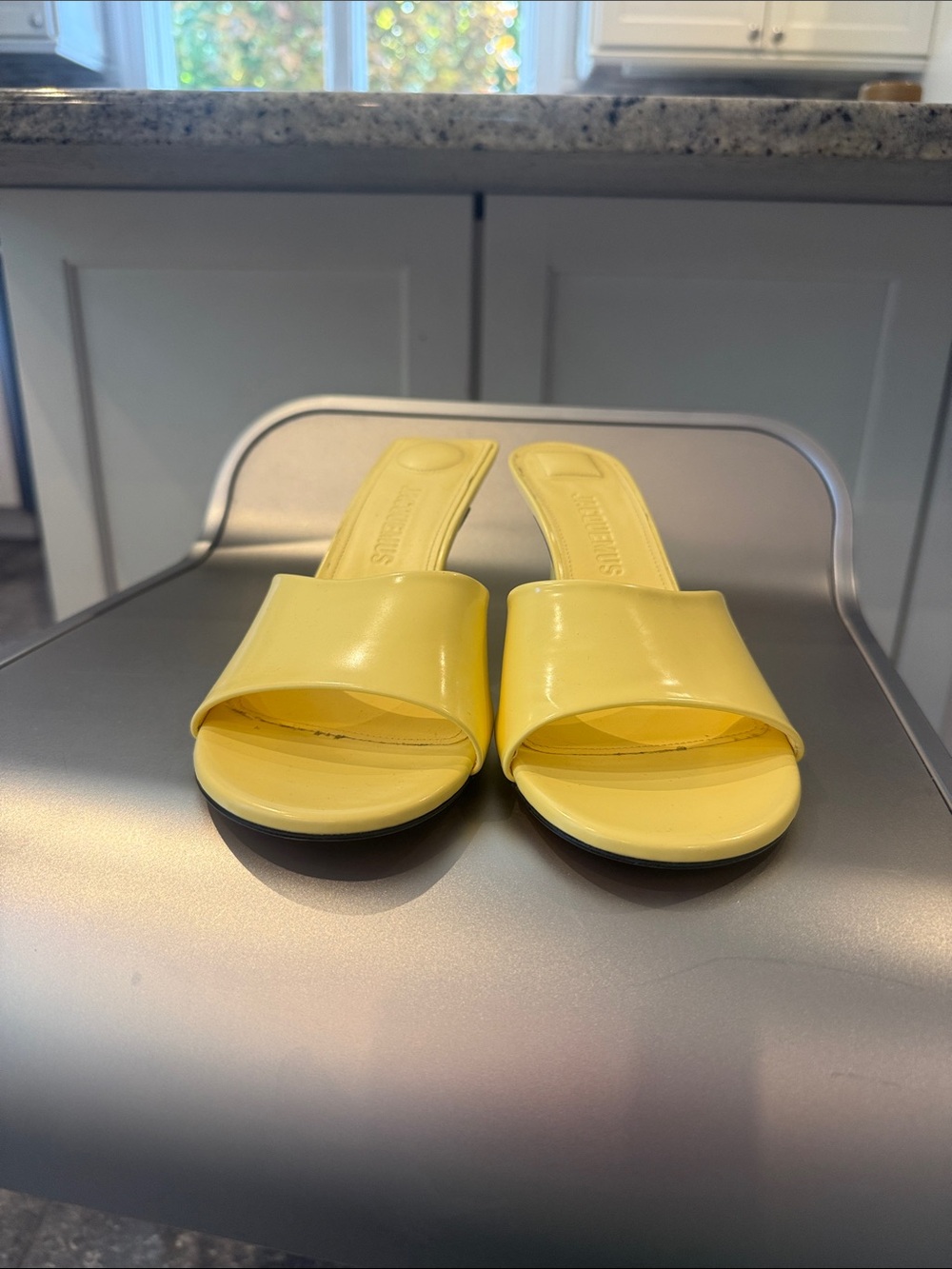NIB JACQUEMUS Yellow Cubisto 70mm Patent Open-Toe leather mules - Picture 2 of 7